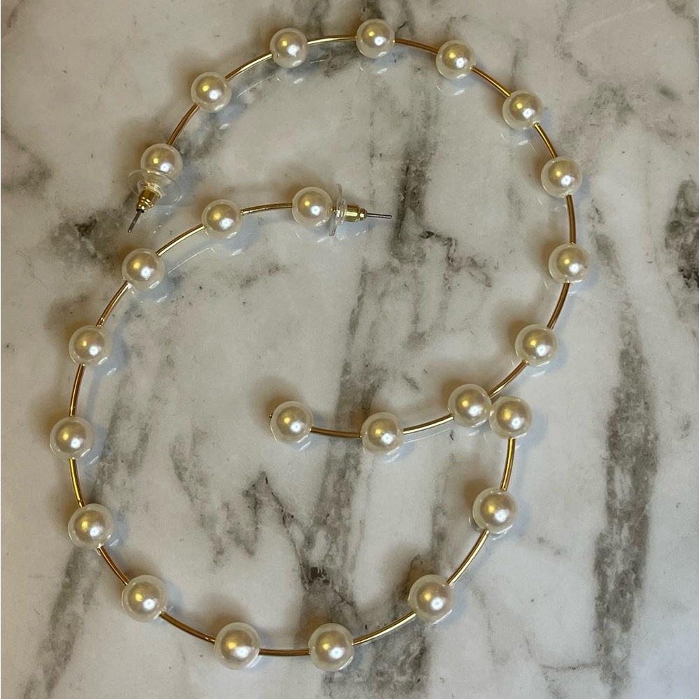 Pretty pearl hoop earrings